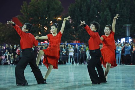 Foto de Condado de Luannan, China - 21 de septiembre de 2019: Actuación de danza de la amistad en Square, Condado de Luannan, provincia de Hebei, China - Imagen libre de derechos