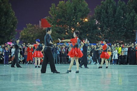 Téléchargez les photos : Comté de Luannan, Chine - 21 septembre 2019 : Spectacle de danse d'amitié sur la place, comté de Luannan, province du Hebei, Chine - en image libre de droit