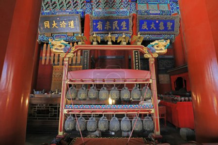 Téléchargez les photos : Beijing (Chine), le 5 octobre 2019 : Instruments de musique classiques dans la salle Dacheng du temple Confucius. - en image libre de droit