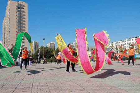 Téléchargez les photos : Comté de Luannan, Chine - 8 octobre 2019 : Performance de danse au ruban sur la place, comté de Luannan, province du Hebei, Chine - en image libre de droit