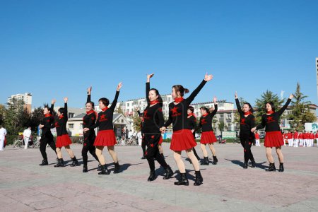 Foto de Condado de Luannan, China - 8 de octubre de 2019: Fitness Dance Performance in Square, Condado de Luannan, provincia de Hebei, China - Imagen libre de derechos