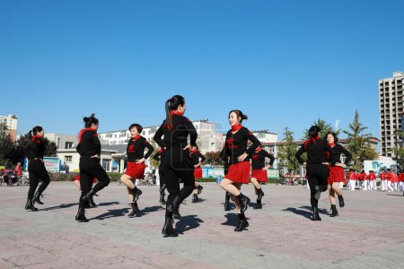Téléchargez les photos : Comté de Luannan, Chine - 8 octobre 2019 : Performance de danse fitness sur la place, comté de Luannan, province du Hebei, Chine - en image libre de droit