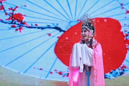 Foto de LUANNAN COUNTY, provincia de Hebei, China - 17 de noviembre de 2019: Actuación de China en el escenario. - Imagen libre de derechos