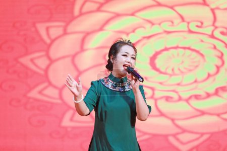 Foto de LUANNAN COUNTY, provincia de Hebei, China - 17 de noviembre de 2019: Maravillosas canciones se cantan en el escenario. - Imagen libre de derechos