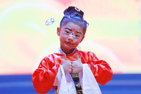 Foto de LUANNAN COUNTY, provincia de Hebei, China - 17 de noviembre de 2019: Feliz actuación de danza infantil en el escenario. - Imagen libre de derechos