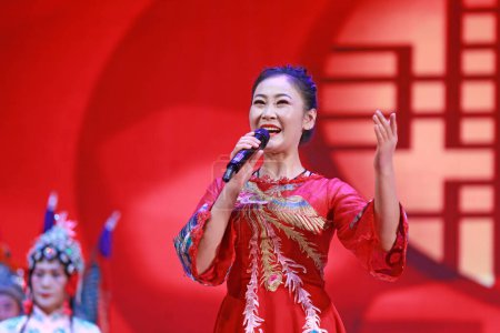 Foto de LUANNAN COUNTY, provincia de Hebei, China - 17 de noviembre de 2019: Maravillosas canciones se cantan en el escenario. - Imagen libre de derechos