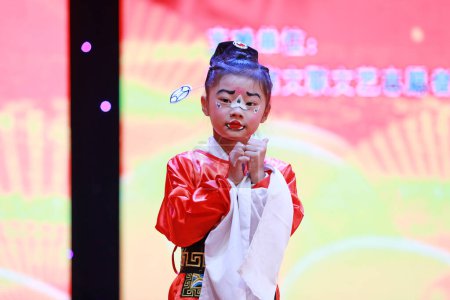 Téléchargez les photos : COMTÉ DE LUANNAN, Province du Hebei, Chine - 17 novembre 2019 : Happy Children's dance performance on the stage. - en image libre de droit