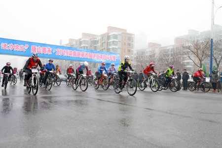 Téléchargez les photos : COMTÉ DE LUANNAN, Province du Hebei, Chine - 23 novembre 2019 : Les cyclistes sont prêts pour la course, sur un site de compétition cycliste sur route. - en image libre de droit