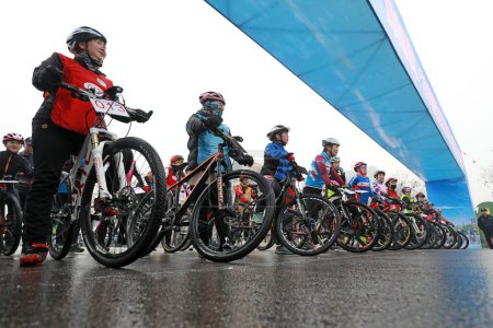 Téléchargez les photos : COMTÉ DE LUANNAN, Province du Hebei, Chine - 23 novembre 2019 : Les cyclistes sont prêts pour la course, sur un site de compétition cycliste sur route. - en image libre de droit