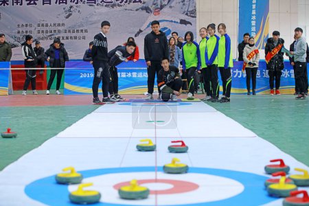 Téléchargez les photos : COMTÉ DE LUANNAN, Province du Hebei, Chine - 26 novembre 2019 : La compétition de curling intérieur a eu lieu lors d'une réunion du personnel. - en image libre de droit