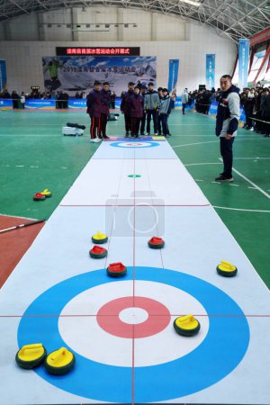 Foto de CONDADO DE LUANNAN, provincia de Hebei, China - 26 de noviembre de 2019: El concurso de curling en terrenos interiores se llevó a cabo en una reunión de personal. - Imagen libre de derechos