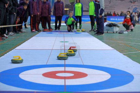 Foto de El concurso de curling de terreno interior se celebró en una reunión de personal. - Imagen libre de derechos