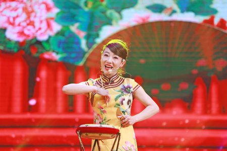Téléchargez les photos : COMTÉ DE LUANNAN, province du Hebei, Chine - 30 décembre 2019 : conte traditionnel versifié chinois chanté pour accompagner des instruments de musique sur scène. - en image libre de droit