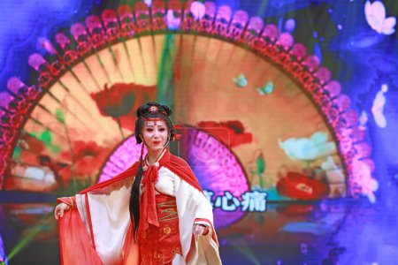 Téléchargez les photos : COMTÉ DE LUANNAN, province du Hebei, Chine - 30 décembre 2019 : Spectacle de danse folklorique traditionnelle chinoise sur scène. - en image libre de droit