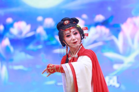 Foto de LUANNAN COUNTY, provincia de Hebei, China - 30 de diciembre de 2019: Actuación de danza popular tradicional china en el escenario. - Imagen libre de derechos