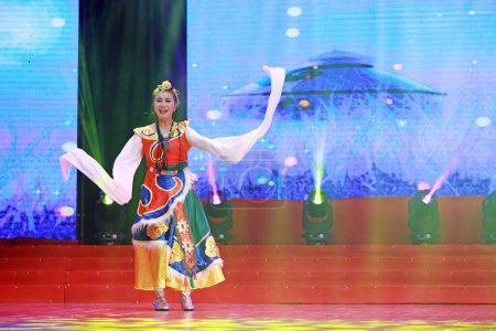 Téléchargez les photos : COMTÉ DE LUANNAN, province du Hebei, Chine - 30 décembre 2019 : Spectacle de danse folklorique traditionnelle chinoise sur scène. - en image libre de droit