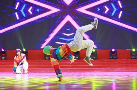 Foto de LUANNAN COUNTY, provincia de Hebei, China - 1 de enero de 2020: Actuación china de hip hop juvenil en el escenario. - Imagen libre de derechos