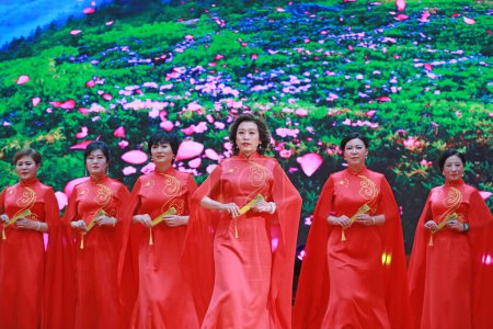 Téléchargez les photos : COMTÉ DE LUANNAN, Province du Hebei, Chine - 1er janvier 2020 : Spectacle de cheongsam traditionnel chinois sur scène. - en image libre de droit