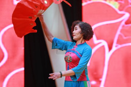 Téléchargez les photos : COMTÉ DE LUANNAN, Province du Hebei, Chine - 1er janvier 2020 : Spectacle de danse traditionnelle chinoise sur scène - en image libre de droit
