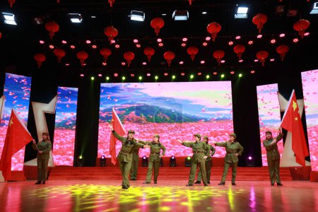 Foto de LUANNAN COUNTY, Provincia de Hebei, China - 1 de enero de 2020: Actuación de danza tradicional china en el escenario - Imagen libre de derechos