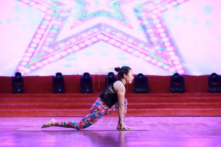 Foto de LUANNAN COUNTY, provincia de Hebei, China - 1 de enero de 2020: Actuación en el escenario del proyecto Fitness yoga - Imagen libre de derechos