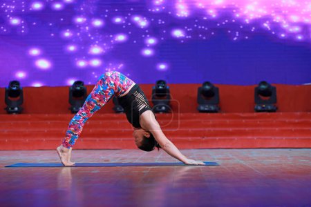 Téléchargez les photos : COMTÉ DE LUANNAN, Province du Hebei, Chine - 1er janvier 2020 : Performance de yoga sur scène du projet Fitness - en image libre de droit