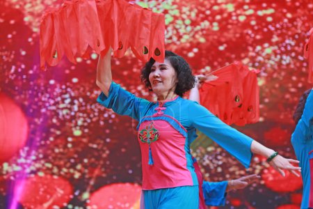 Téléchargez les photos : COMTÉ DE LUANNAN, Province du Hebei, Chine - 11 janvier 2020 : Spectacle de danse folklorique chinoise sur scène - en image libre de droit