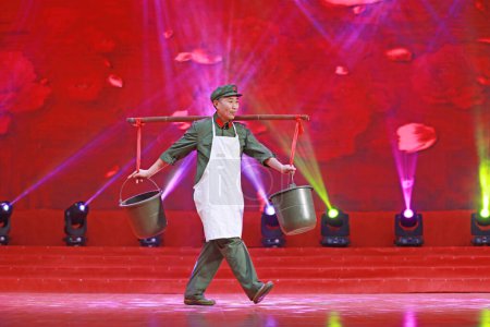 Téléchargez les photos : COMTÉ DE LUANNAN, Province du Hebei, Chine - 11 janvier 2020 : Spectacle de danse folklorique chinoise sur scène. - en image libre de droit