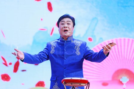 Téléchargez les photos : COMTÉ DE LUANNAN, Province du Hebei, Chine - 13 janvier 2020 : Histoire traditionnelle chinoise versifiée chantée pour accompagner des instruments de musique sur scène. - en image libre de droit