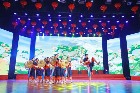 Foto de LUANNAN COUNTY, Provincia de Hebei, China - 13 de enero de 2020: Actuación de danza popular china en el escenario. - Imagen libre de derechos
