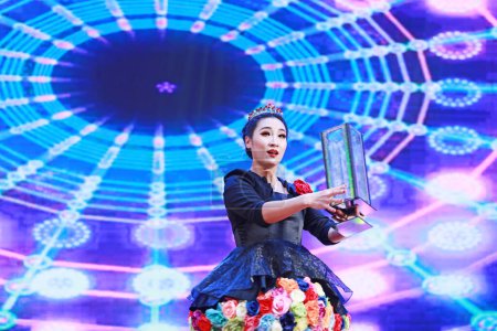 Foto de LUANNAN COUNTY, provincia de Hebei, China - 13 de enero de 2020: espectáculo de magia tradicional china en el escenario. - Imagen libre de derechos