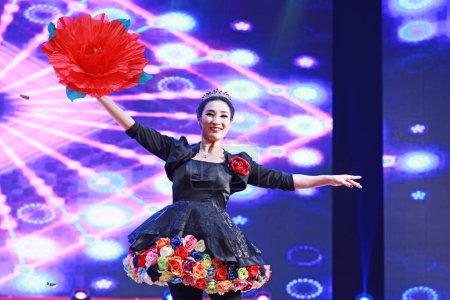 Foto de LUANNAN COUNTY, provincia de Hebei, China - 13 de enero de 2020: espectáculo de magia tradicional china en el escenario. - Imagen libre de derechos