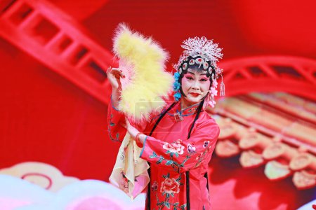 Foto de LUANNAN COUNTY, Provincia de Hebei, China - 13 de enero de 2020: Actuación tradicional china en el escenario. - Imagen libre de derechos