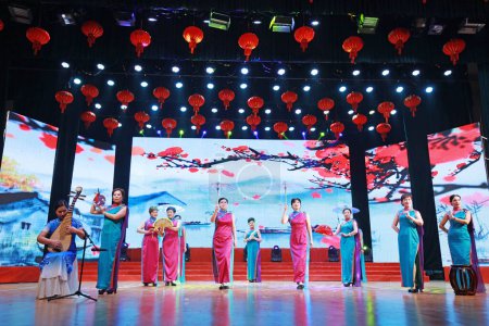 Foto de LUANNAN COUNTY, provincia de Hebei, China - 13 de enero de 2020: espectáculo de cheongsam tradicional chino en el escenario. - Imagen libre de derechos