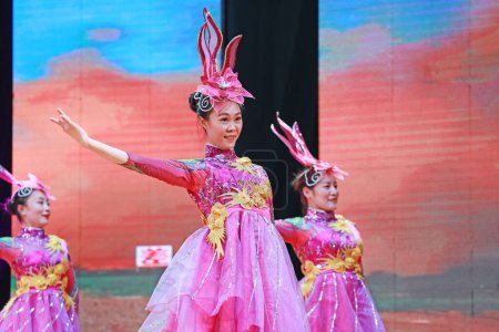 Foto de LUANNAN COUNTY, Provincia de Hebei, China - 13 de enero de 2020: Actuación de danza popular china en el escenario. - Imagen libre de derechos