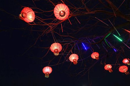 Téléchargez les photos : Lanternes rouges dans le ciel bleu fond - en image libre de droit