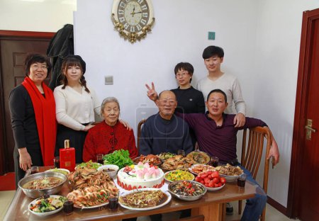 Téléchargez les photos : COMTÉ DE LUANNAN, Province du Hebei, Chine - 31 janvier 2020 : La famille heureuse a pris une photo avant un grand déjeuner le soir du Nouvel An. - en image libre de droit