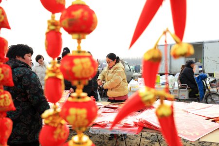 Foto de CONDADO DE LUANNAN, provincia de Hebei, China - 17 de enero de 2020: Las personas que compran productos de año nuevo están en el mercado económico y comercial rural. - Imagen libre de derechos