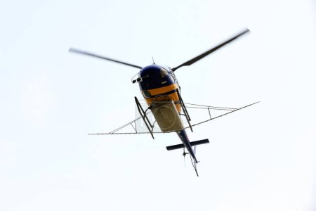 Foto de Helicópteros agrícolas vuelan en el cielo - Imagen libre de derechos