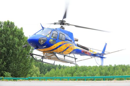 Téléchargez les photos : Des hélicoptères agricoles volent dans le ciel - en image libre de droit