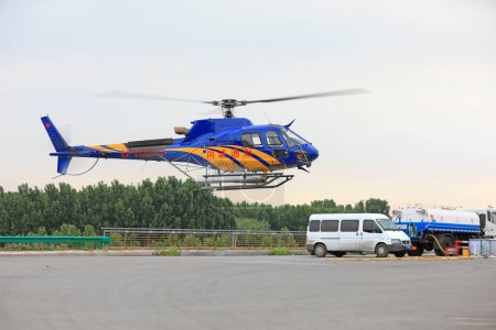 Téléchargez les photos : Comté de Luannan, Chine - 16 juin 2019 : Décollage d'hélicoptères agricoles pulvérisant des pesticides, comté de Luannan, province du Hebei, Chine - en image libre de droit