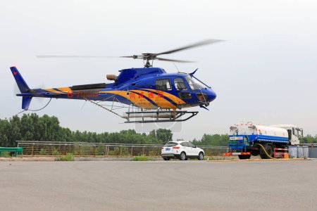 Foto de Condado de Luannan, China - 16 de junio de 2019: Despegue de helicópteros agrícolas pulverización de pesticidas, Condado de Luannan, provincia de Hebei, China - Imagen libre de derechos