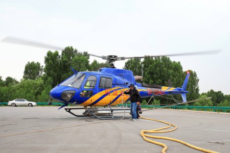 Foto de Condado de Luannan, China - 16 de junio de 2019: Helicópteros agrícolas cargados de pesticidas, Condado de Luannan, provincia de Hebei, China - Imagen libre de derechos