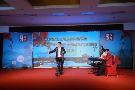 Téléchargez les photos : COMTÉ DE LUANNAN - 23 octobre 2019 : chanté pour accompagner des instruments de musique sur scène, COMTÉ DE LUANNAN, Province du Hebei, Chine - en image libre de droit