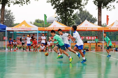Foto de Condado de Luannan, China - 20 de agosto de 2019: China Junior Handball Match U Series Competition Site, Condado de Luannan, provincia de Hebei, China - Imagen libre de derechos