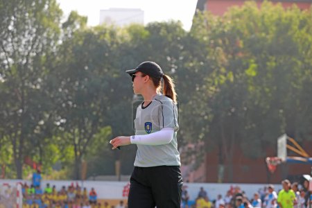 Téléchargez les photos : Comté de Luannan, Chine - 24 août 2019 : Arbitres féminines dans des matches de handball juvéniles, comté de Luannan, province du Hebei, Chine - en image libre de droit