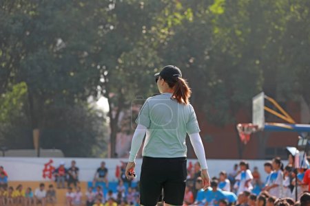 Foto de Condado de Luannan, China - 24 de agosto de 2019: Árbitros femeninos en partidos juveniles de balonmano, Condado de Luannan, provincia de Hebei, China - Imagen libre de derechos