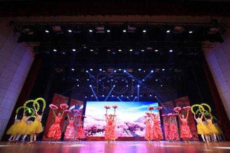 Téléchargez les photos : COMTÉ DE LUANNAN, Chine - 19 avril 2019 : Spectacle de danse pour enfants sur scène, COMTÉ DE LUANNAN, Province du Hebei, Chine - en image libre de droit