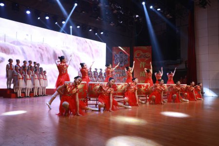 Téléchargez les photos : COMTÉ DE LUANNAN, Chine - 19 avril 2019 : Les petites filles jouent de la batterie sur scène, COMTÉ DE LUANNAN, province du Hebei, Chine - en image libre de droit
