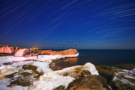Foto de Costa congelada bajo las estrellas, ciudad de Qinhuangdao, China - Imagen libre de derechos